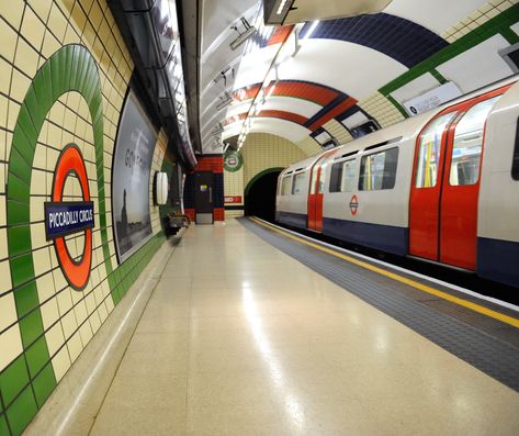 Tube Stations London, London Tube Map, London Underground Train, Study In London, City Life Photography, London Underground Stations, Oyster Card, London Tube, Relaxing Travel