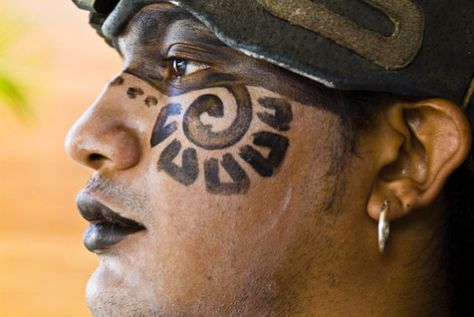 A profile portrait of a man dressed as a Mayan warrior. Location:Quintana Roo, Yucatan Peninsula, Mexico. Aztec Costume, Mayan Warrior, Wanderlust Art, Profile Portrait, Aztec Culture, Mayan Art, Aztec Warrior, Aztec Art, Mayan Ruins