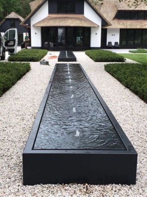 modern box fountains in the front yard boost the contemporary feel of the house and outdoor spaces Yard Water Fountains, Backyard Water Fountains, Water Fountain Design, Kolam Koi, Taman Air, Water Feature Wall, Air Mancur, Diy Water Fountain, Outdoor Water Feature