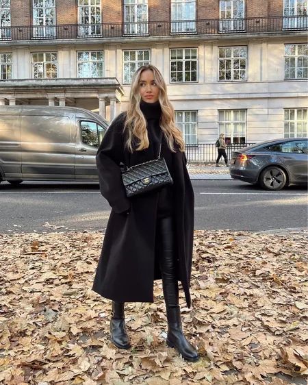 All Black Coat Outfit, Winter Boots Dress Outfit, Coat Outfit Black, Winter Outfits With Black Coat, Black Knee Boots Outfit Winter, Outfit With Black Coat, Knee Boots Winter Outfit, Black Coat Winter Outfit, Black Knee High Boots Outfit Winter