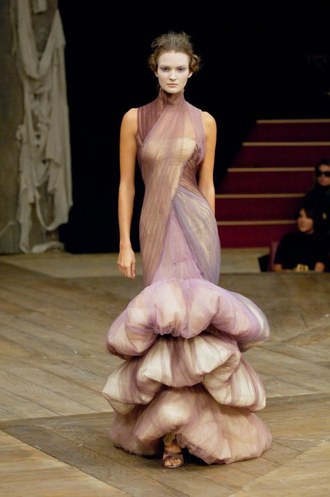 Alexander Mcqueen Fashion, Mcqueen Fashion, Zuhair Murad, Runway Pictures, Inspiration Mode, Costume Design, Fashion Week Spring, Couture Fashion, Paris Fashion