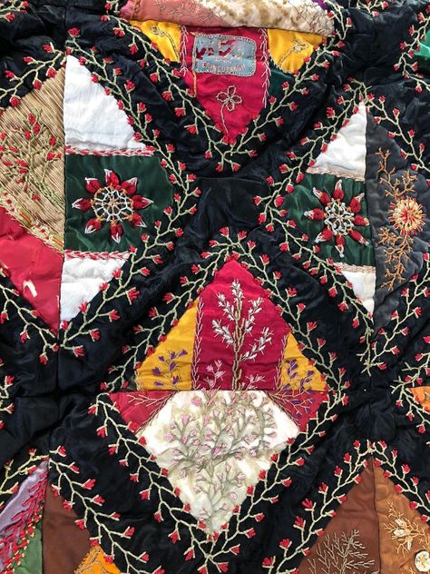 Victorian Quilts, Crazy Quilts Patterns, Crazy Quilt Stitches, Crazy Quilt Blocks, Lazy Daisy Stitch, Crazy Ideas, Quilt Care, Crazy Patchwork, Patchwork Cushion