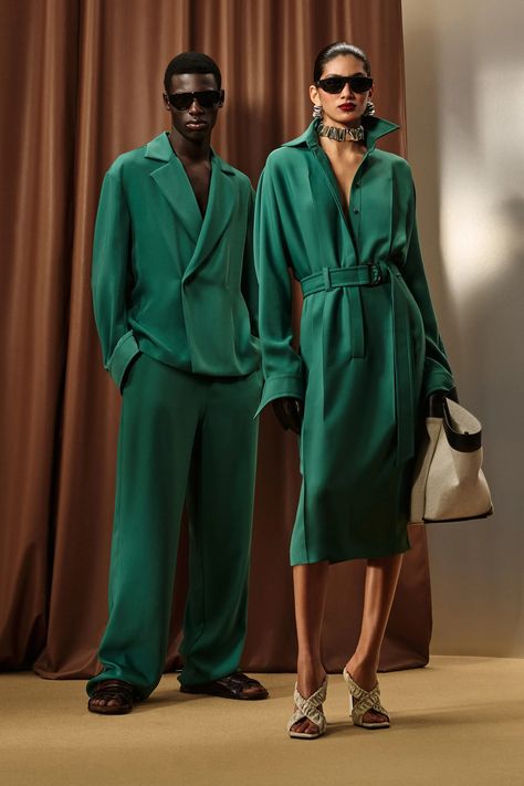 Ferrari Resort 2025 Fashion Show | Vogue Ways To Tie A Scarf, Valentino Resort, Tie A Scarf, Outfit Elegantes, Color Trends Fashion, 2025 Fashion, Resort Collection, Fashion Couple, Vogue Runway