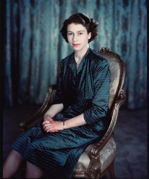 Queen Elizabeth II on Instagram: “This is a beautiful portrait of Princess Elizabeth in 1949 💙 ... #royalFamily #windsor #royalstyle #royal #hermajestythequeen…” Queen Elizabeth Wallpaper, Elizabeth Wallpaper, Elizabeth Ii Young, Young Queen Elizabeth, Queen Elizabeth 11, Rainha Elizabeth Ii, Queen Elisabeth, Reine Elizabeth Ii, Hm The Queen