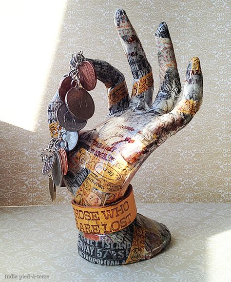 Nomadic Decorator | DIY Washi Tape Hand with “Not All Those Who Wander Are Lost” Cuff | http://nomadicdecorator.com Tape Sculpture, Diy Jewelry Stand, Plaster Hands, Diy Washi Tape, 3d Art Projects, Show Of Hands, Mannequin Art, Washi Tape Diy, Hand Sculpture