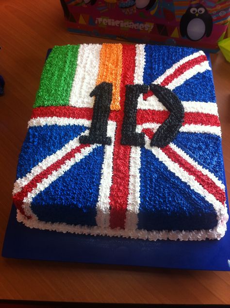 One Direction cake. Whould love whoever got me this :)  Oh my freaking 1D loving heart! I would DEFINITELY LOVE THIS! One Direction Party, One Direction Birthday, One Direction Cakes, Harry Styles Birthday, One Direction Cake, One Direction Photos, Irish Flag, One Direction Memes, One Direction Pictures