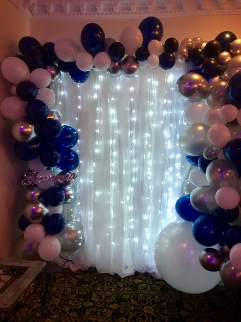 18th Photo Wall, Homecoming Arch Ideas, Balloon Arch And Backdrop, Photowall Ideas Party, Balloon Arch Photo Booth, Organic Balloon Arch, Prom Balloons, Balloon Photo, Photowall Ideas