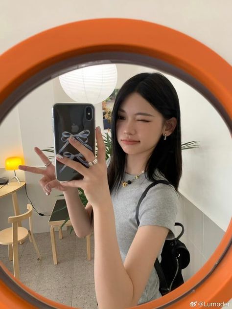 Selfie Ideas Asian, Fit Pics Aesthetic, Mirror Selfie Korean, Candid Selfie Poses, Mirror Poses Ideas, Pretty Mirror Selfie, Poses Mirror Selfie, Korean Selfie, Solo Selfie