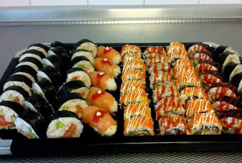 Surimi Sushi, Kinds Of Sushi, Diy Sushi, Sushi Love, Nigiri Sushi, Sushi Bowl, Japanese Sushi, Sushi Recipes, Lunch To Go