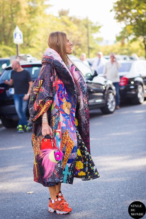 Anna Dello Russo Street Style Street Fashion Streetsnaps by STYLEDUMONDE Street Style Fashion Blog Neo Grunge, Oversize Coat, Colorful Clothing, Anna Dello Russo, Paris Fashion Week Street Style, Advanced Style, Grunge Look, Street Style Paris, Fashion Week Street Style