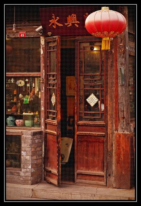 Chinese Door, Red Lanterns, Old Shanghai, Chinese Interior, Chinese Aesthetic, Asian Architecture, Asian Inspiration, Chinese Architecture, Chinese Restaurant