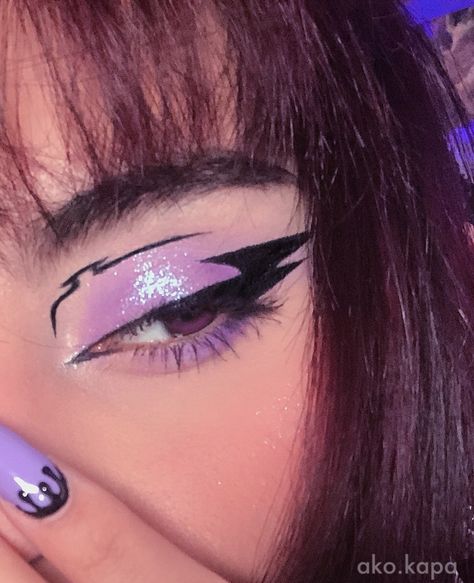 Graphic eyeliner look Purple Edgy Makeup, Gengar Inspired Makeup, Kuromi Core Outfit, Make Up Ideas Purple, Black Purple Makeup, Kuromi Eyeliner, Purple Egirl Makeup, Black And Purple Makeup Looks, Purple And Black Makeup Looks