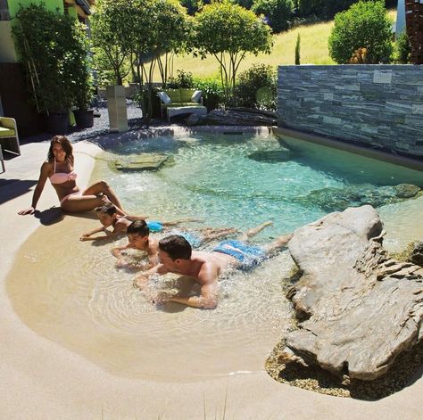 Piscina Container, Luxury Pools Indoor, Kleiner Pool Design, Beach Entry Pool, Dream Backyard Pool, Backyard Beach, Natural Swimming Pools, Luxury Pools, Natural Swimming Pool