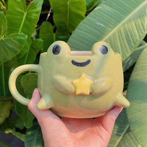 Mugs Out Of Clay, Clay Pinch Pot Ideas Animals, Cute Pinch Pot Ideas Ceramics, Cup Clay Art, Ceramic Ideas Cute, Animal Clay Pots, Frog Pinch Pot, Clay Vessels Ideas, Green Things Aesthetic