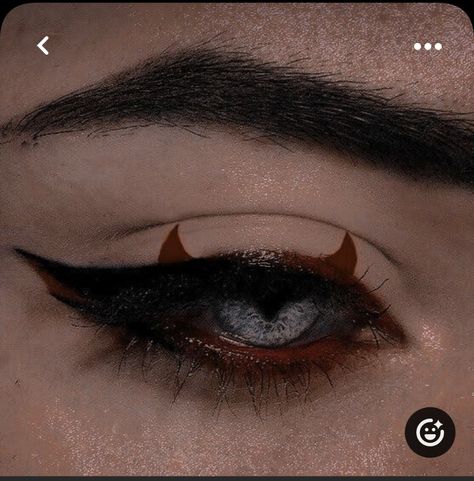 Gothic Style Makeup, Halloween Themed Makeup Simple, Red Halloween Makeup Looks, Halloween Makeup For School, School Eyeliner, Spooky Eyeliner, Makeup Looks Asian, Eye Makeup Asian, Gothic Eye Makeup