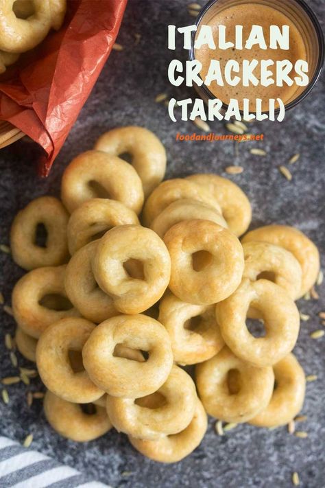 Great with coffee or tea, these Italian crackers (Taralli) from South Italy are perfect for snack, or even for a light breakfast. And you can store them for months! Recipe | Italian | Authentic | snack | Puglia | Taralli Pugliese | white wine cookies | olive oil cookies #crackers #cookies Italian Taralli, Italian Crackers, Italian Catering, Oil Cookies, Olive Oil Cookies, Biscotti Biscuits, Italian Snacks, Italian Sweets, Wine Cookies