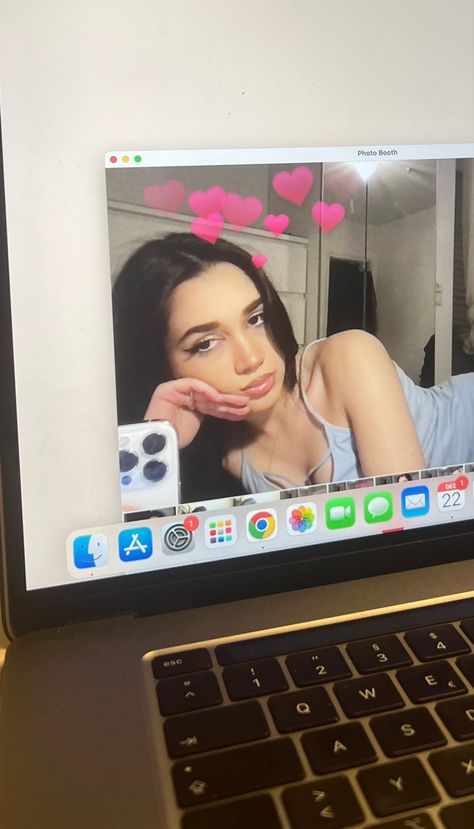 Photo Booth Mirror Selfie, Photo Booth Pictures Macbook, Imac Photo Booth Aesthetic, Macbook Hearts Filter Selfie, Photo Booth Ideas Macbook, Mac Book Photos, Macbook Selfie Poses, Macbook Poses, Photo Booth Macbook Selfie