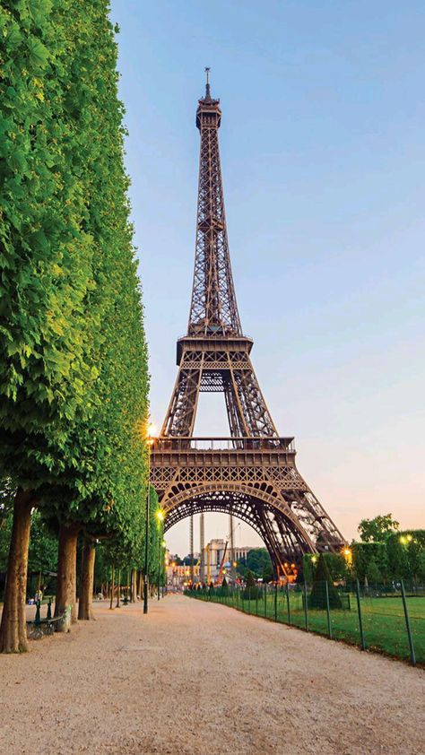 Beautiful Paris Wallpaper, Beautiful Places Background, Effelle Tower Aesthetic, Zepeto Background Paris, Paris Eiffel Tower Wallpaper, Paris Tower Eiffel, Europe Background, France Background, Eiffel Tower Background