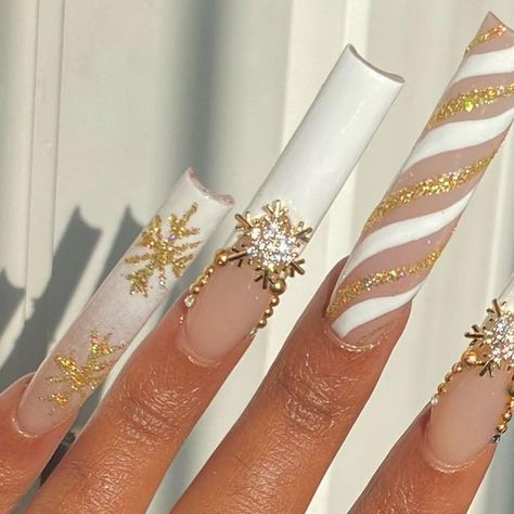 @adoreaxo on Instagram: "I did some white glam Christmas nails! ✨ Use my @daily_charme unlimited code: ‘ADOREA’ to save! Here’s what I used: • Daily Charme No Wipe Top Coat • Charme Gel 002 Perfect White • Daily Charme Twinkle Rhinestones • Large Snowflake Zircon Charm @miasecret code: ‘ADOREAXO’ Shop links in bio! Daily Charme products can be found on their website using the search feature (site link in my bio!), unlimited discount code ‘ADOREA’ ✨ ** if there’s a greater discount code active you can always use my referral link in my bio along with the higher code to support :) 🙏🏾🤍 #squarenails #nailideas #acrylicnails #christmasnails23 #nailart #nailinspo #Novembernails #winternails #holidaynails #dailycharmer #dailycharme #snowflakenails #peppermintnails #candycanenails #christmasn Glam Christmas Nails, Nails Color Ideas, Beige Nails Design, Gel Toe Nails, Golden Nails, December Nails, Glam Christmas, Diy Acrylic Nails, Colored Acrylic Nails