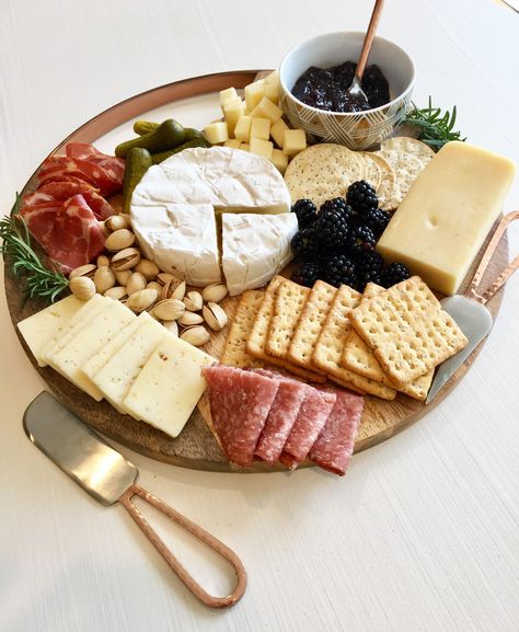 Affordable Platter Ideas, Circular Cheese Board, Table Cheese Board, Small Platter Ideas, Cheese Table Ideas, Cheese Board For 2, Cheese Board For Two, Simple Cheese Platter, Cheese Platter Ideas