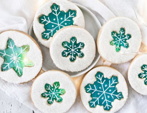 Window Cookies, Glass Cookies, Beaux Desserts, Stained Glass Cookies, Sugar Glass, Snowflake Cookies, Cookie Tutorials, Xmas Cookies, Christmas Sweets