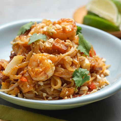 Shrimp Pad Thai, Shrimp And Eggs, Thai Recipe, Pad Thai Recipe, Stir Fry Dishes, Recipe Steps, Noodle Dishes, Quick Cooking, Asian Dishes