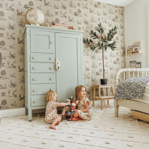 This vintage dinosaur wallpaper is stealing the show and we are here for it! 🦕 📸: @its.rachelanne Childrens Wallpaper, Dino Wallpaper, Wallpaper Colour, Dinosaur Nursery Decor, Kindergarten Wallpaper, Wallpaper Nursery, Dinosaur Wallpaper, Dinosaur Nursery, Open Sky