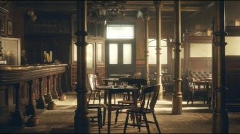 The Garrison Pub Peaky Blinders Bar Ideas, Peaky Blinders Moodboard, Peaky Blinders Aesthetic, Peaky Blinders Set, Garrison Pub, Peaky Blinders Theme, Eggsy Unwin, Peaky Blinders Series, Victorian Windows