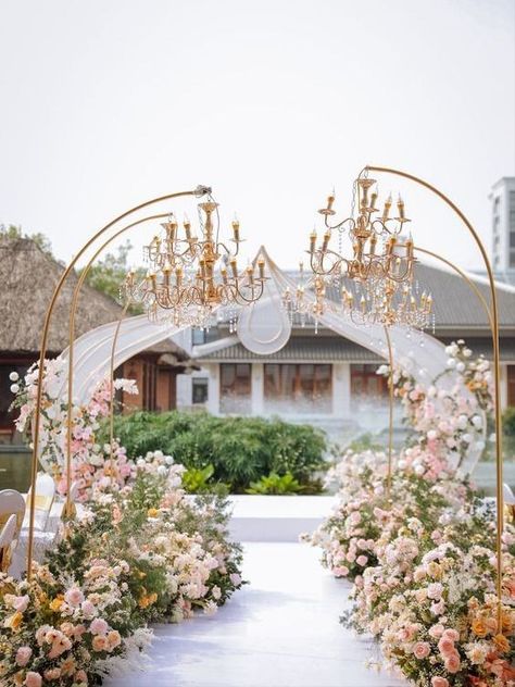 Glam Wedding Aesthetic, Simple Wedding Ceremony Decor, Wedding Trends 2023, Simple Wedding Ceremony, Chandelier Wedding Decor, Wedding Walkway, Tuscan Inspired Wedding, Opulent Wedding, Wedding Background Decoration