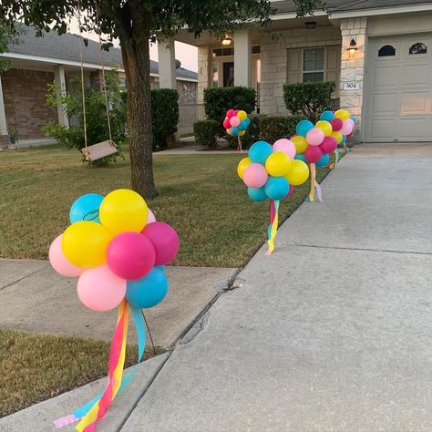 Back Porch Birthday Decorations, Birthday Walkway Decor, Front Porch Birthday Decor, How To Decorate A Park Pavilion For A Birthday Party, Balloon Outdoor Decorations, Small Outdoor Birthday Party Ideas, Decorate Pop Up Tent For Party, Park Pavilion Party Decorations, Driveway Party Set Up