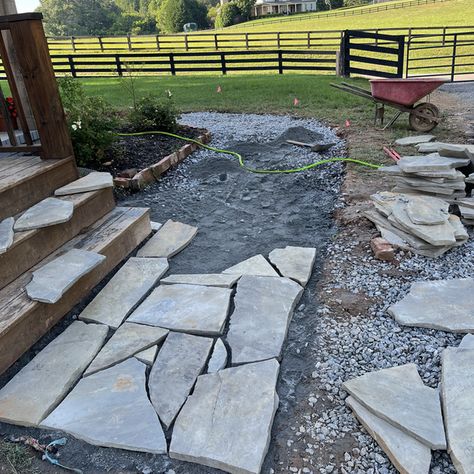 Flagstone Porch Floor, Backyard Pathway Ideas Walking Paths, Flagstone Driveway Ideas, Natural Stone Walkway, Diy Flagstone Patio, How To Lay Flagstone, Diy Flagstone, Slate Walkway, Flagstone Patio Design