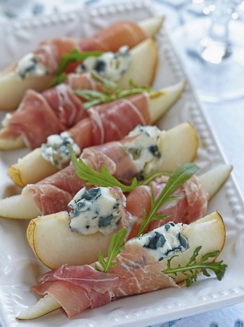 Bruschetta Mozzarella, Prosciutto Bruschetta, Blue Cheese Appetizers, Pear And Blue Cheese, Baked Appetizers, Plating Food, Presentation Food, Cheese Plates, Prosciutto Wrapped