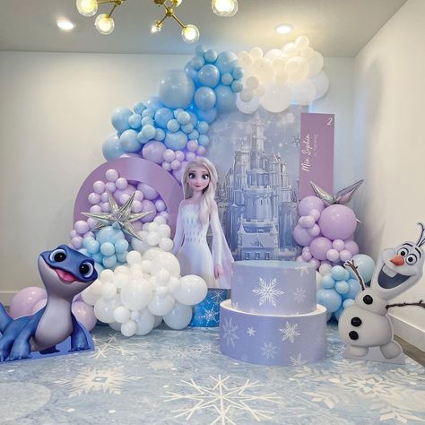 Yargelis Molina | Happy Birthday Mia Sophia ❄️ Frozen party . . . . . . . . . . . . . . . #frozen #frozenparty #happybirthday #miamikidsparties #miamikids… | Instagram January Birthday Party Ideas, Elsa Party Decorations, Happy Birthday Mia, Frozen Pinata, Frozen Decor, Frozen Birthday Decorations, Princess Peach Party, Frozen Balloons, Elsa Party