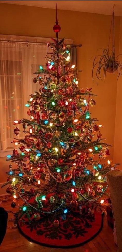 Christmas Tree 2000s, Vintage Christmas Tree Colored Lights, Traditional Nostalgic Christmas, Classic Christmas Tree Colored Lights, Vintage Colored Christmas Lights, Cozy Nostalgic Christmas, Vintage Colored Lights Christmas Tree, 60s Christmas Tree, 2000s Christmas Tree