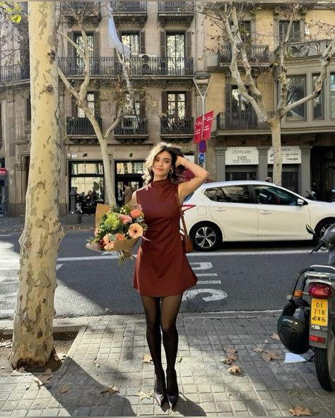 Red Dress Casual Winter, Classy But Cute Outfits, Elegant Fall Fashion, Fall 2024 Dresses, New York Chic Outfits, Poses For Pictures Instagram Outside, Nyc Dress Outfits, Brunette Outfits Aesthetic, Elegant Outfits Casual