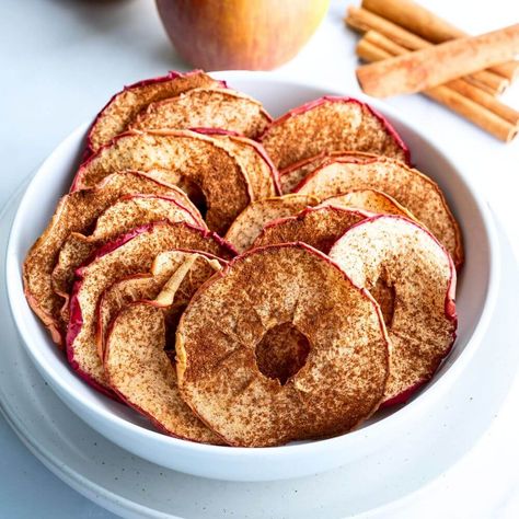 Quick & Easy Oven-Baked Apple Chips - Yummy and fully Baked Apple Chips, Oven Baked Apple, Apple Chips Baked, Healthy Chips, Guilt Free Snacks, Apple Chips, Fried Apples, Baked Apple, Easy Oven