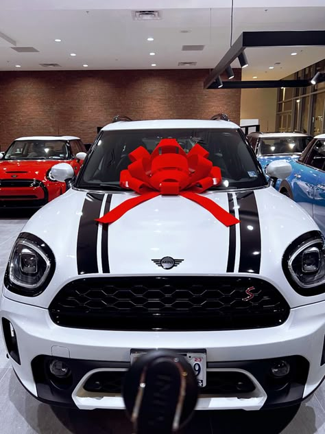 Mini Cooper Aesthetic, Bawa Mobil, White Mini Cooper, Cooper Aesthetic, Vision Board Photos, Mini Cooper Countryman, Cooper Countryman, Fragrances Perfume Woman, Mini Coopers