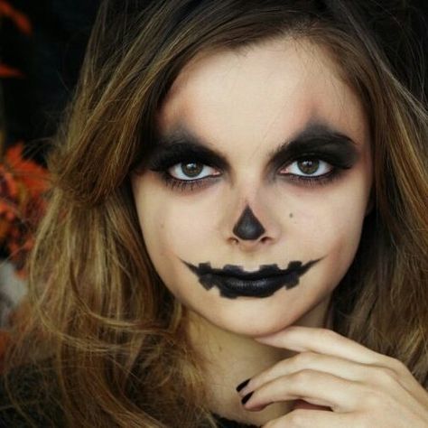 Jack-o'-lantern Halloween makeup Halloween Makeup For Kids, Maquillage Halloween Simple, Halloween Makeup Tutorial Easy, Makeup Clown, Makeup Zombie, Pumpkin People, Easy Halloween Makeup, Halloween Makeup Clown, Meme Costume