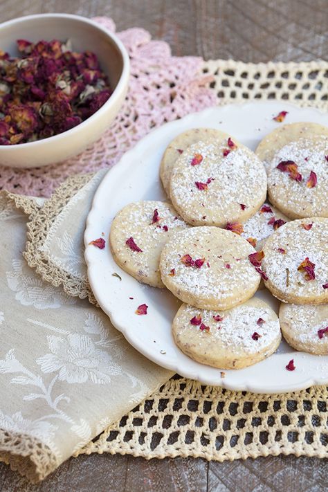 Italian Food Forever » Rose Petal & Vanilla Bean Shortbread Cookies Strawberry Rose Cookies, Rosé Recipes, Rose Petal Recipes, European Cookies, Cinnamon Christmas Cookies, Rose Food, Cookies Italian, Shortbread Cookies Recipe, Edible Flowers Recipes