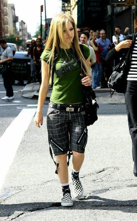 This should go to band pics - but I like the clothing style too much; so it landed here. Avril Lavigne Outfits, Avril Lavingne, Avril Lavigne Photos, Avril Lavigne Style, Early 2000s Fashion, Punk Princess, 2000s Outfits, Punk Outfits, Avril Lavigne