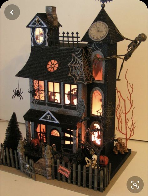 Haunted House Craft, Halloween Village Display, Haunted House Diy, Halloween Haunted House Decorations, Dekorasi Halloween, Dollhouse Halloween, Haunted House Decorations, Casa Halloween, Haunted Dollhouse