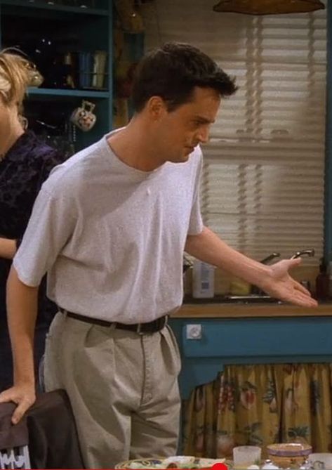 Chandler Bing Fashion, Flannel Shirts Outfits, Joey Tribbiani Outfits, Chandler Outfits, Chandler Bing Outfits, Chandler Friends, Monica And Chandler, 90s Fashion Men, Friends Episodes