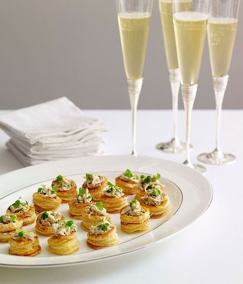 Champagne chicken vol-au-vents - Gourmet Traveller Aperitif, Ideas With Puff Pastry, Petite Food, Chicken Vol Au Vent, Champagne Chicken, French Appetizers, Veggie Recipe, Gluten Free Puff Pastry, Creamed Leeks