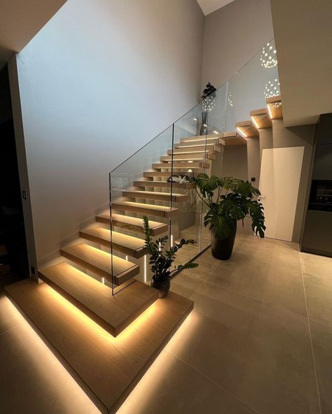 Beautiful floating stairs with LED timber step from high quality Foshan staircase factory https://m.alibaba.com/product/1600473805306/Beautiful-floating-stairs-with-LED-timber.html?__sceneInfo={"cacheTime":"1800000","type":"appDetailShare"} Stairs And Landing Decor, Home Staircase, Stair Railing Makeover, Metal Stair Railing, Staircase Interior Design, Modern Stair Railing, Staircase Designs, Staircase Design Modern, Stairs Design Interior