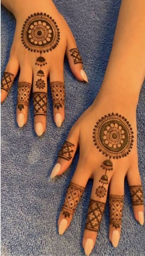 Mehendi Designs Palms Easy, Palm Aesthetic Mehendi, Mehandi Desine Simple, Palm Mahendi Designs, Aesthetic Mehndi Design For Palm, Easy Henna Designs For Beginners Palm, Indian Henna Designs Palm, Aesthetic Mehendi Design For Palm, Easy Mehendi Designs For Beginners Palm