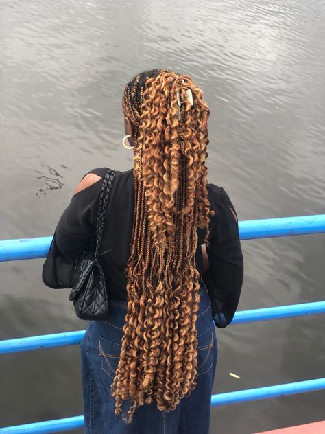 Shells On Braids, Braid Combo Colors, Braids Blonde And Brown, Hair Color Ideas Braids, Honey Blonde Hair Braids, Gold Box Braids, Honey Blonde Goddess Braids, Honey Brown Braids, Brown And Blonde Braids