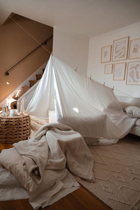 At home date ideas 003 (Blanket Fort) — I am Christina xo Fort Living Room, Diy Blanket Fort, Sleepover Fort, Bedroom Fort, Pidżama Party, Living Room Fort, Indoor Forts, Bed Fort, Home Date Ideas