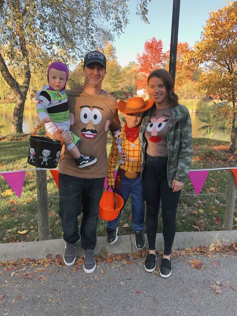 Costume Halloween Famille, Fantasias Toy Story, Disfraz Toy Story, Disney Family Costumes, Family Themed Halloween Costumes, Sibling Halloween Costumes, Toy Story Halloween, First Halloween Costumes, Halloween Costumes For Family