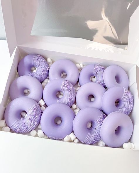 Chocolate Covered Pineapple Rings, Donuts Decorating Ideas, Mini Donuts Decoration, Chocolate Covered Pineapple, Donut Decorating Ideas, Fancy Donuts, Donut Flavors, Biscuits Packaging, Purple Chocolate