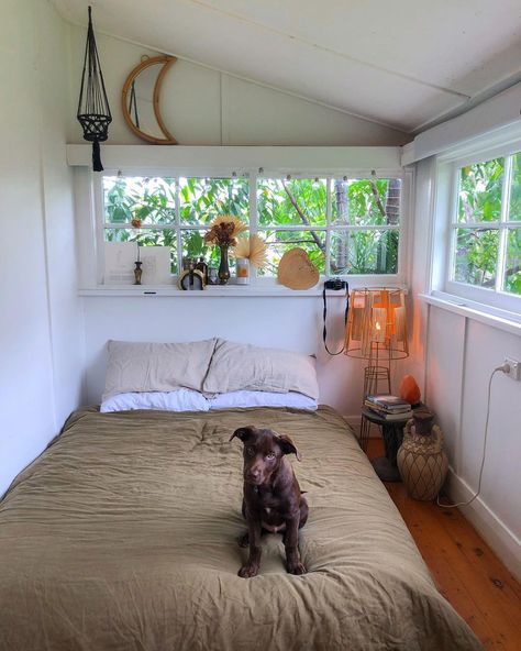 Beach House Small Bedroom, Bedroom By The Beach, Surf Shack Apartment, Hawaii Beach Shack, Homes In Australia, Beach Bungalow Bedroom, Beachhouse Bedrooms Aesthetic, Small Beach Bedroom, Cozy Beach Bedroom